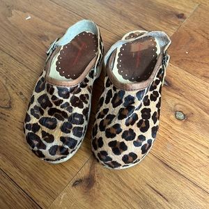 Leopard girls clog mule
